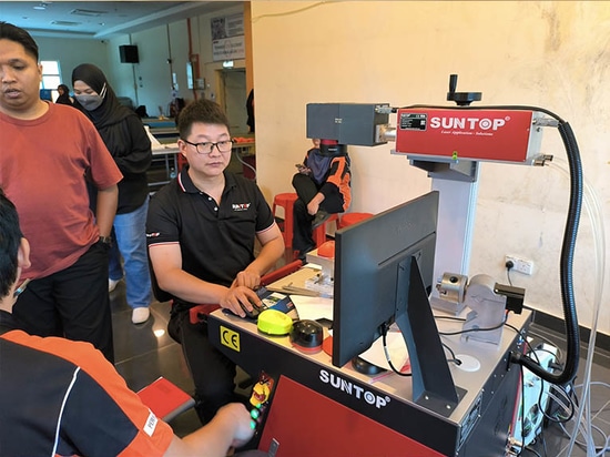 Suntop consegna una macchina per marcatura laser UV 3D in Malesia per l'aggiornamento dei prodotti