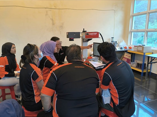 Suntop consegna una macchina per marcatura laser UV 3D in Malesia per l'aggiornamento dei prodotti