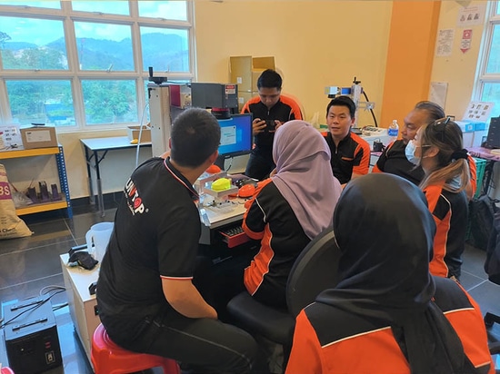 Suntop consegna una macchina per marcatura laser UV 3D in Malesia per l'aggiornamento dei prodotti