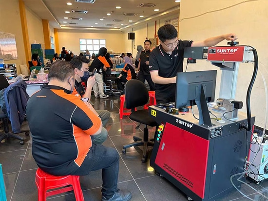 Suntop consegna una macchina per marcatura laser UV 3D in Malesia per l'aggiornamento dei prodotti