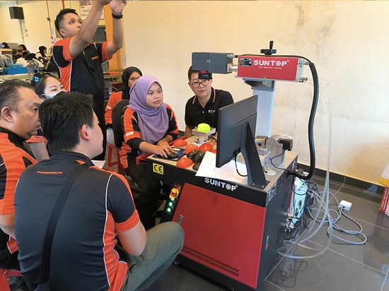 Suntop consegna una macchina per marcatura laser UV 3D in Malesia per l'aggiornamento dei prodotti
