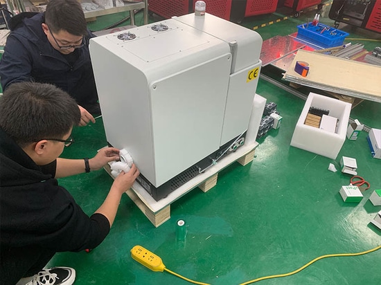Macchina per marcatura laser portatile chiusa acquistata da un cliente tedesco consegnata con successo