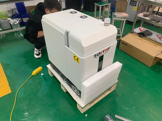 Macchina per marcatura laser portatile chiusa acquistata da un cliente tedesco consegnata con successo