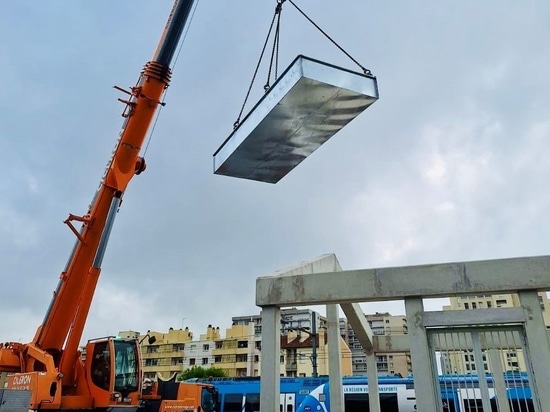 Scarico in sicurezza del serbatoio di ritenzione antincendio Sanergrid in loco con recinzione e soletta in calcestruzzo