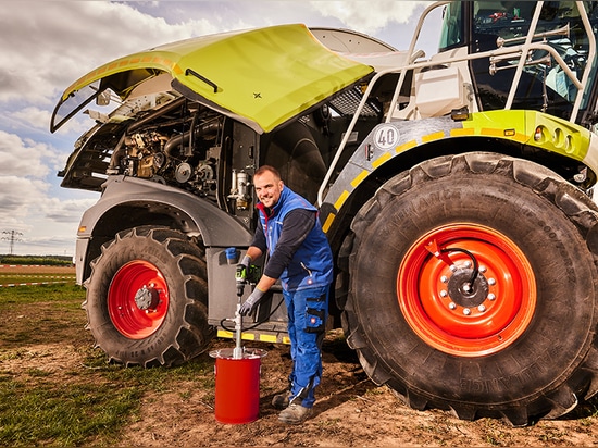 Novità mondiale nell’ambito della manutenzione: pompaggio di grasso lubrificante con un avvitatore elettrico