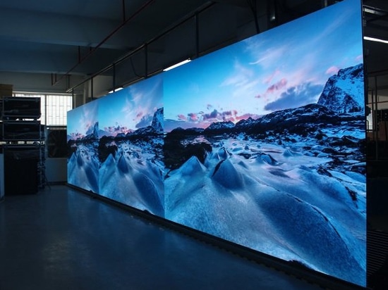 Confronto approfondito tra display LED e PC industriali con schermo tattile LCD