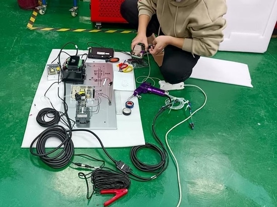 Un ingegnere laser Suntop risolve con successo i problemi di un cliente di una saldatrice spagnola tramite videochiamata