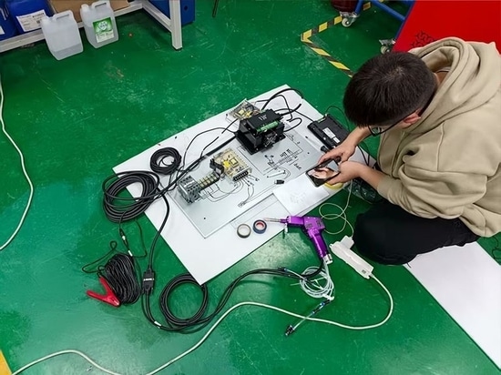 Un ingegnere laser Suntop risolve con successo i problemi di un cliente di una saldatrice spagnola tramite videochiamata