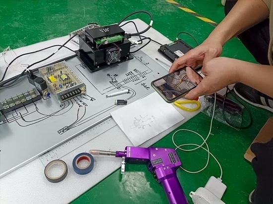 Un ingegnere laser Suntop risolve con successo i problemi di un cliente di una saldatrice spagnola tramite videochiamata