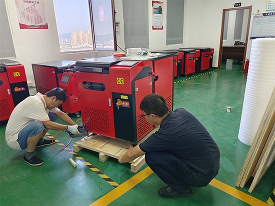 Macchina portatile per la pulizia laser da 3000 W personalizzata spedita in Italia!