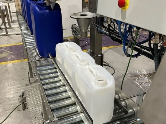 Sistema di riempimento semiautomatico per il riempimento delle taniche