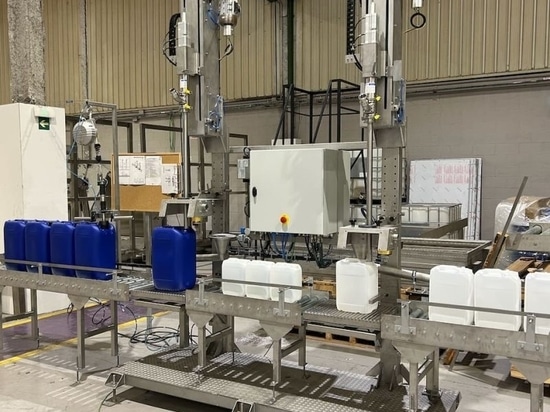 Sistema di riempimento semiautomatico per il riempimento delle taniche