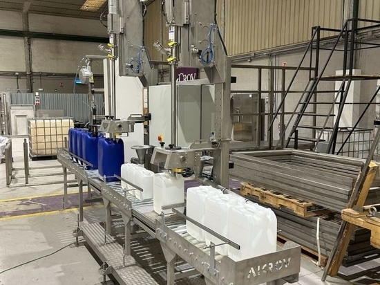 Sistema di riempimento semiautomatico per il riempimento delle taniche