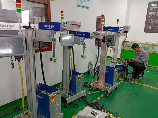 Macchina per marcatura laser volante assemblata e testata con successo per spedizioni di grandi volumi