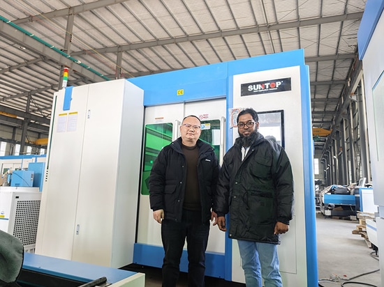 Un cliente del Bangladesh visita lo stabilimento Suntop e ordina una macchina per il taglio laser