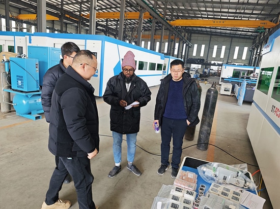 Un cliente del Bangladesh visita lo stabilimento Suntop e ordina una macchina per il taglio laser