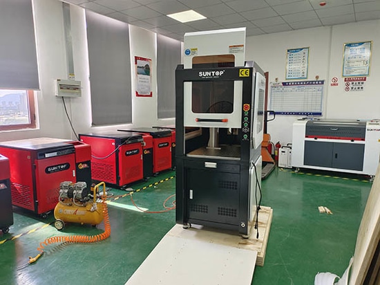Macchina per marcatura laser chiusa di tipo cabinet personalizzata spedita a un cliente tedesco: precisione e prestazioni garantite!