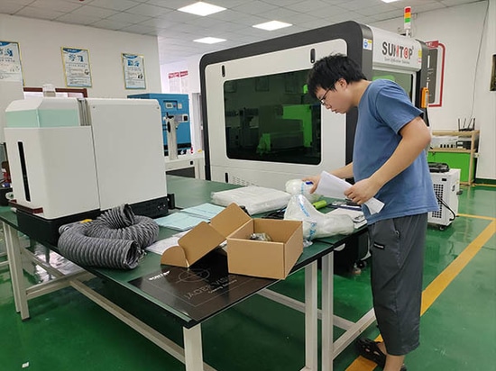 Macchina per marcatura laser chiusa di tipo cabinet personalizzata spedita a un cliente tedesco: precisione e prestazioni garantite!