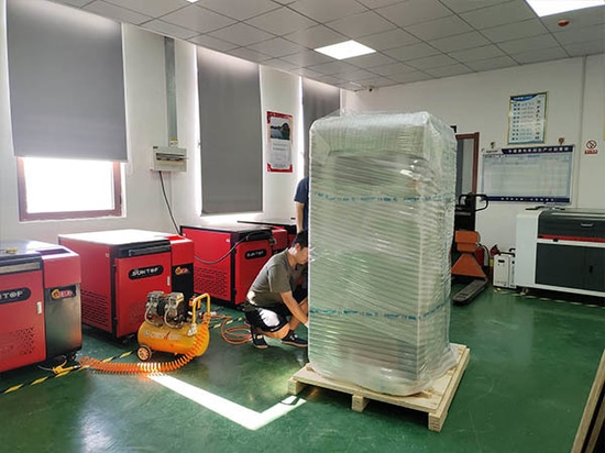Macchina per marcatura laser chiusa di tipo cabinet personalizzata spedita a un cliente tedesco: precisione e prestazioni garantite!
