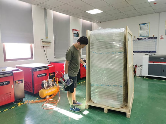 Macchina per marcatura laser chiusa di tipo cabinet personalizzata spedita a un cliente tedesco: precisione e prestazioni garantite!