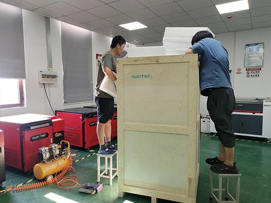 Macchina per marcatura laser chiusa di tipo cabinet personalizzata spedita a un cliente tedesco: precisione e prestazioni garantite!