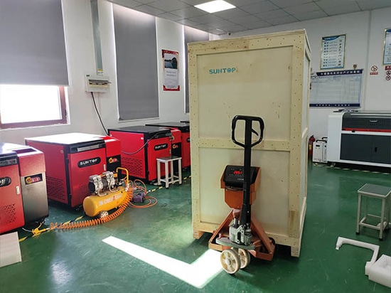 Macchina per marcatura laser chiusa di tipo cabinet personalizzata spedita a un cliente tedesco: precisione e prestazioni garantite!