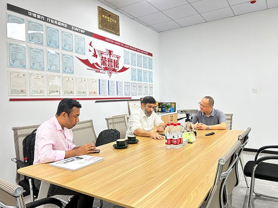 Suntop dà il benvenuto ai clienti del Bangladesh e l'ispezione in loco della saldatrice laser ha avuto esito positivo!