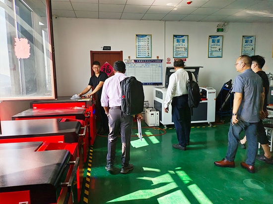 Suntop dà il benvenuto ai clienti del Bangladesh e l'ispezione in loco della saldatrice laser ha avuto esito positivo!