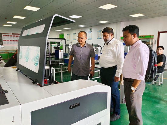Suntop dà il benvenuto ai clienti del Bangladesh e l'ispezione in loco della saldatrice laser ha avuto esito positivo!