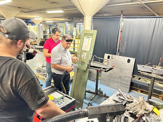 Suntop Engineers ha formato con successo un cliente francese sull'uso della saldatrice laser da 1500 W, garantendo soddisfazione e collaborazione futura!