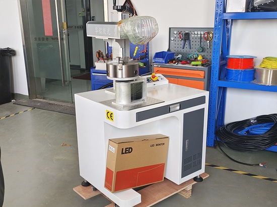 Macchina per marcatura laser a fibra ottica Suntop Cabinet con asse rotante D200 spedita a Shanghai