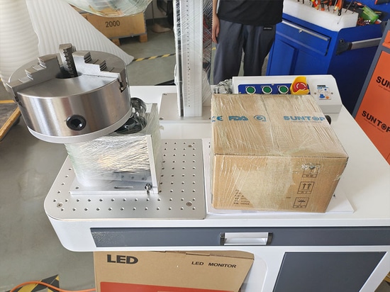 Macchina per marcatura laser a fibra ottica Suntop Cabinet con asse rotante D200 spedita a Shanghai