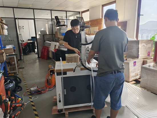 Macchina per marcatura laser a fibra ottica Suntop Cabinet con asse rotante D200 spedita a Shanghai