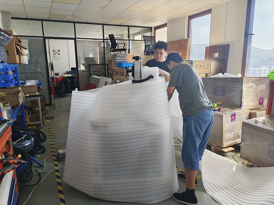 Macchina per marcatura laser a fibra ottica Suntop Cabinet con asse rotante D200 spedita a Shanghai