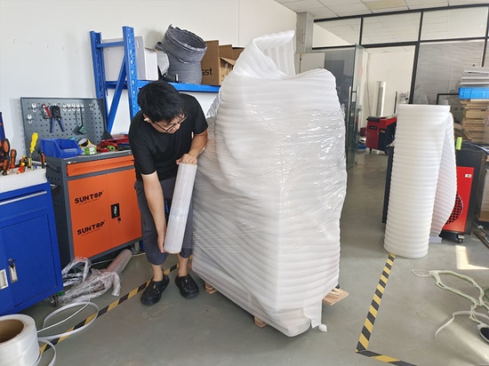 Macchina per marcatura laser a fibra ottica Suntop Cabinet con asse rotante D200 spedita a Shanghai