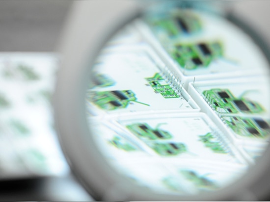 Velocità e precisione nell'assemblaggio SMD di Micro-Hybrid