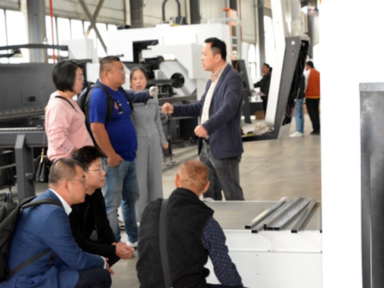 I clienti taiwanesi visitano Golden Laser per esplorare le soluzioni avanzate di taglio laser in fibra