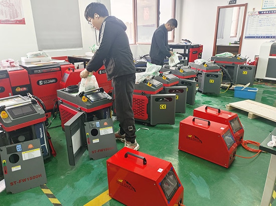 SUNTOP consegna con successo 8 saldatrici laser portatili personalizzate da 1500 W a un cliente spagnolo
