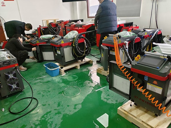 SUNTOP consegna con successo 8 saldatrici laser portatili personalizzate da 1500 W a un cliente spagnolo