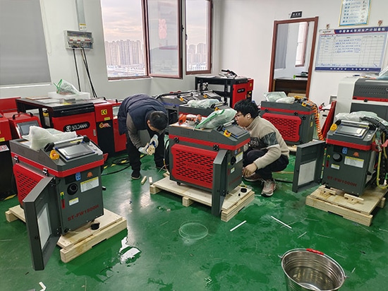 SUNTOP consegna con successo 8 saldatrici laser portatili personalizzate da 1500 W a un cliente spagnolo