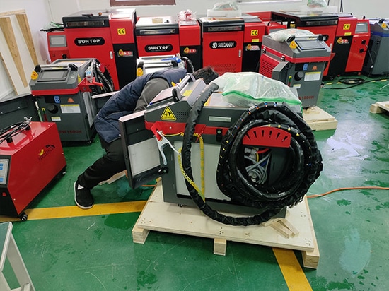 SUNTOP consegna con successo 8 saldatrici laser portatili personalizzate da 1500 W a un cliente spagnolo