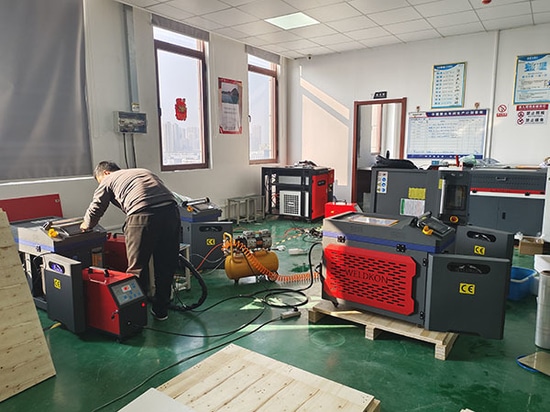 Quattro saldatrici laser portatili personalizzate da 2000 W spedite a un cliente spagnolo