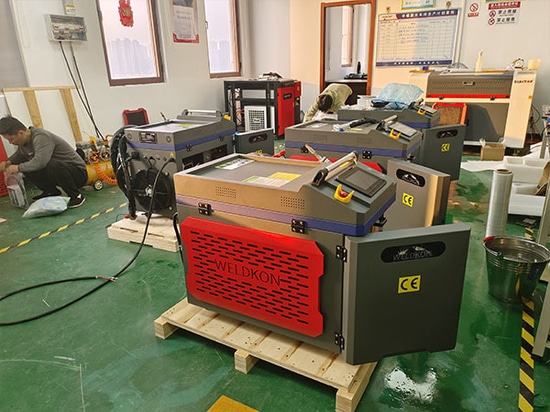 Quattro saldatrici laser portatili personalizzate da 2000 W spedite a un cliente spagnolo