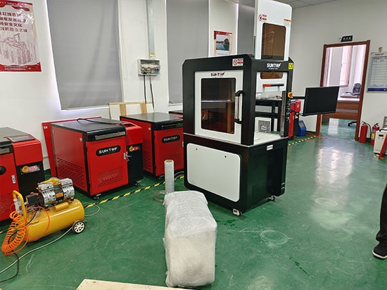 Spedita macchina per marcatura laser UV personalizzata per un cliente spagnolo: dotata di doppio pedale e porte laterali scorrevoli