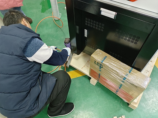 Spedita macchina per marcatura laser UV personalizzata per un cliente spagnolo: dotata di doppio pedale e porte laterali scorrevoli