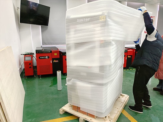Spedita macchina per marcatura laser UV personalizzata per un cliente spagnolo: dotata di doppio pedale e porte laterali scorrevoli