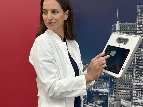 MD-100 con una donna