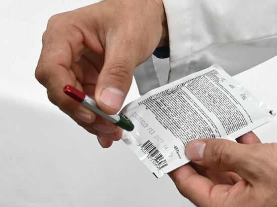 Forare la confezione con il pin calibrato.