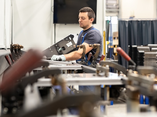 STADLER AUMENTA L'EFFICIENZA CON IL SISTEMA DI SALDATURA ROBOTIZZATO PANASONIC