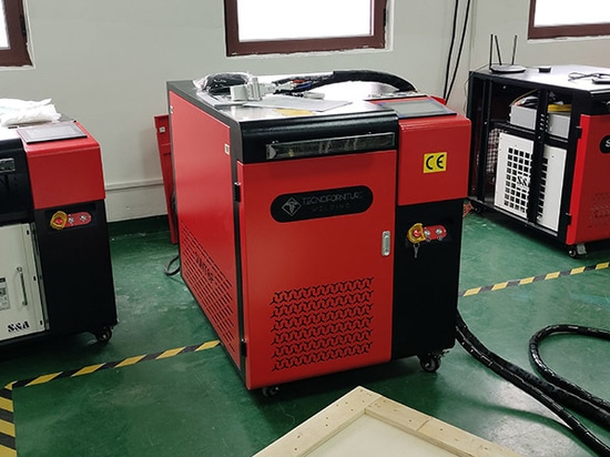 Cliente italiano collabora con Suntop Laser per l'acquisto ripetuto di una macchina per la pulizia laser portatile da 3000 W